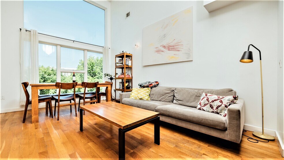 Building Photo - 130 Scholes St