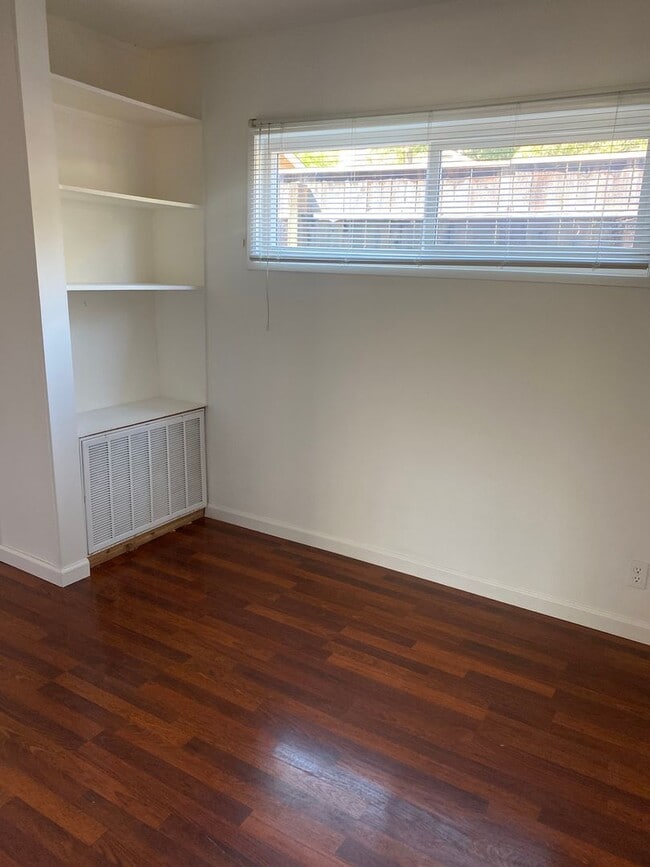 Building Photo - Charming 2 bedroom, 1 bathroom house with ...