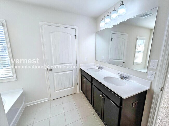 Building Photo - 176 Woodhouse Cir