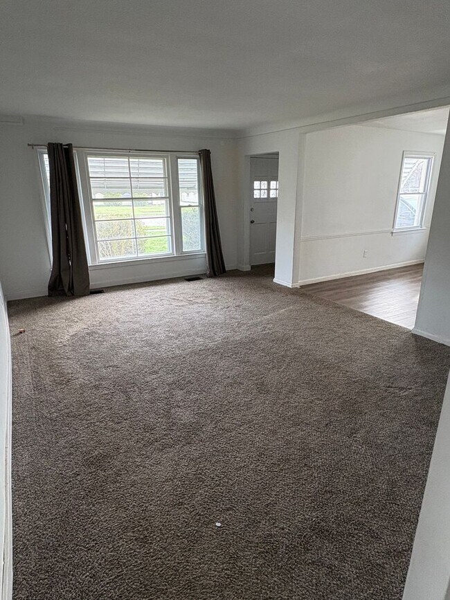 Building Photo - Lee/Harvard 3 Bedroom Single