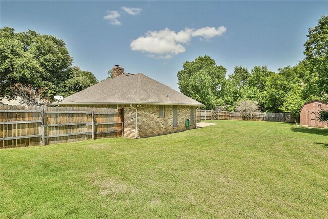 Building Photo - Beautiful Home on Mature Tree'd Lot  in We...