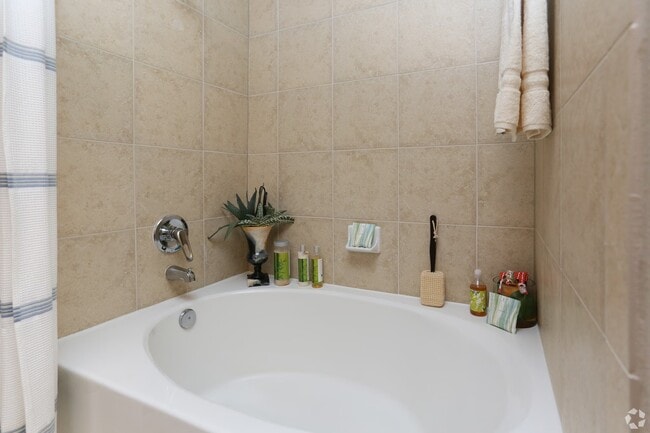 Building Photo - Elevated Lifestyle, With 1 Month Complimen...