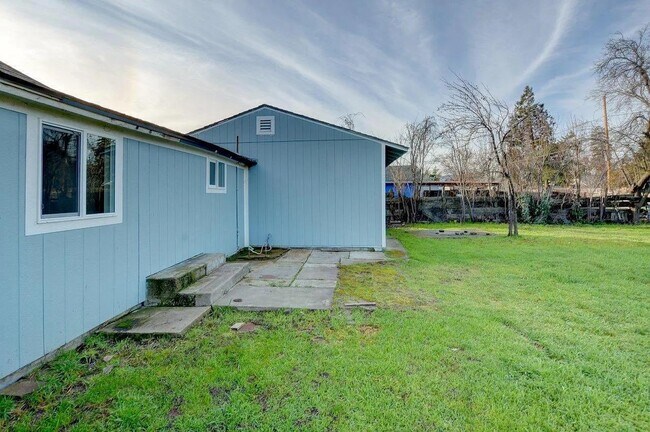 Building Photo - 830 W 12th St