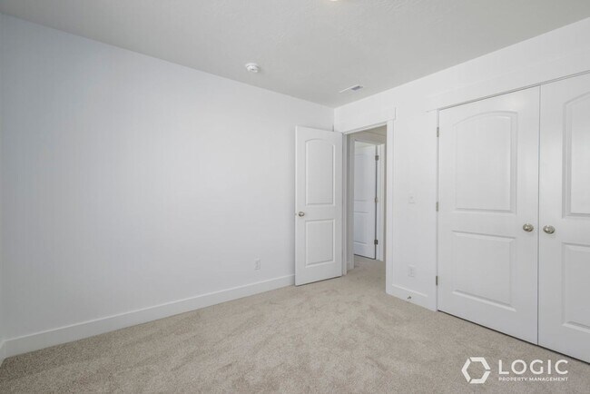 Building Photo - Brand New Beautiful Townhome in Riverton!