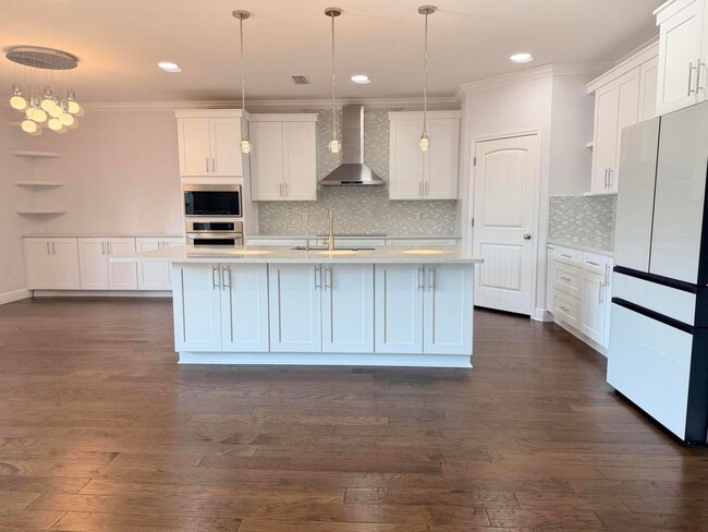 Building Photo - 590 Las Roblas Grande Dr