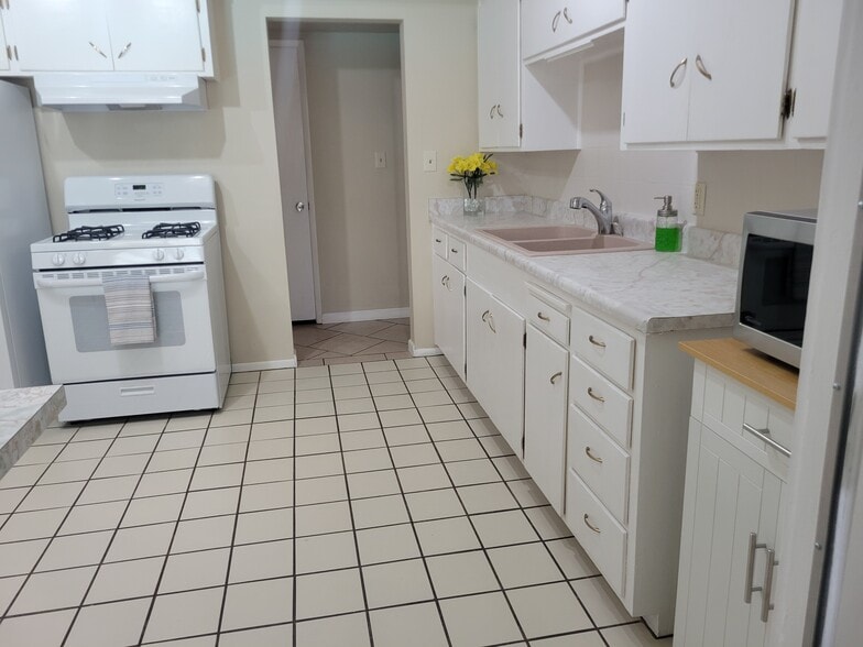 kitchen - 1427 W 7th St