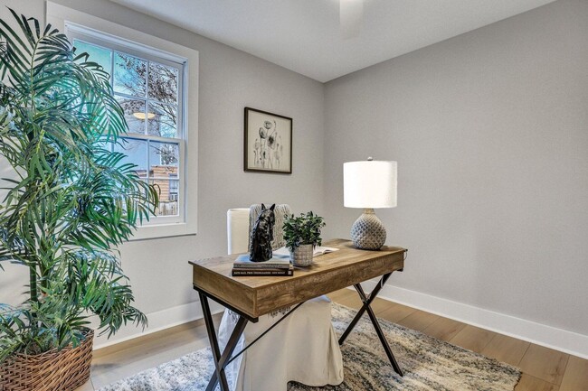 Building Photo - Fully renovated home in Charleston!