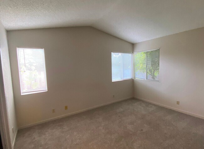 Building Photo - 369 Limerick Way