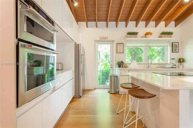 Building Photo - 523 NE 68th St