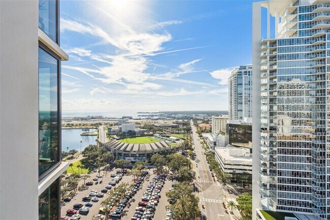 Building Photo - 1 Beach Dr SE