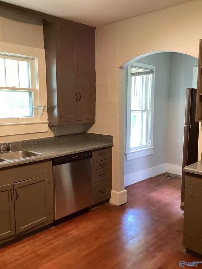 Building Photo - 2404 Whitesburg Dr