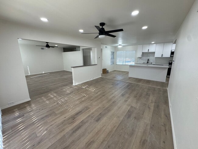 Building Photo - 4 Bedroom house single level