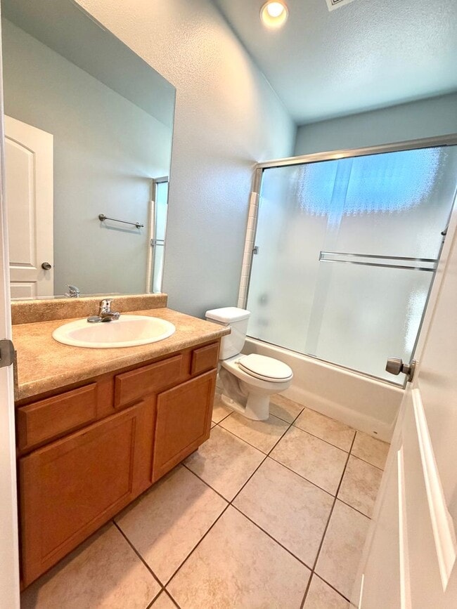 Building Photo - Beautiful 3 Bedroom 2 Bathroom Home