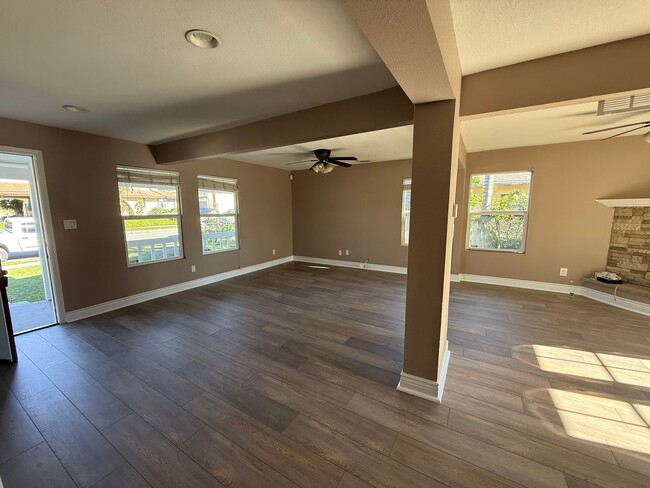 Building Photo - !!! $500 OFF 1st MONTH'S RENT !!! - Beautiful Remodeled Craftsman Home - RENT ME!