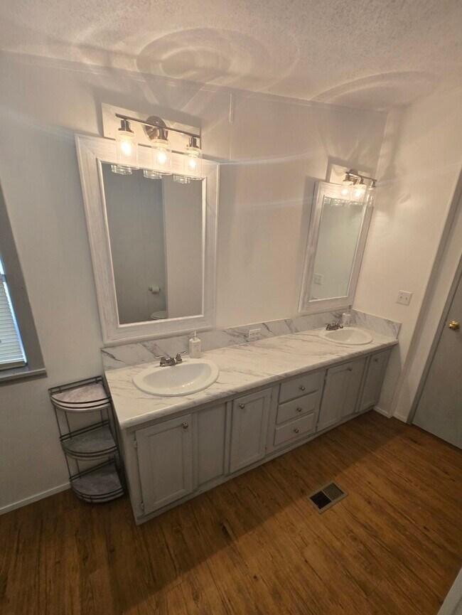 Building Photo - 464 Red Bud Ln