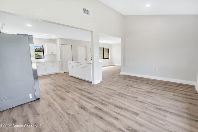 Building Photo - 644 Nida Dr