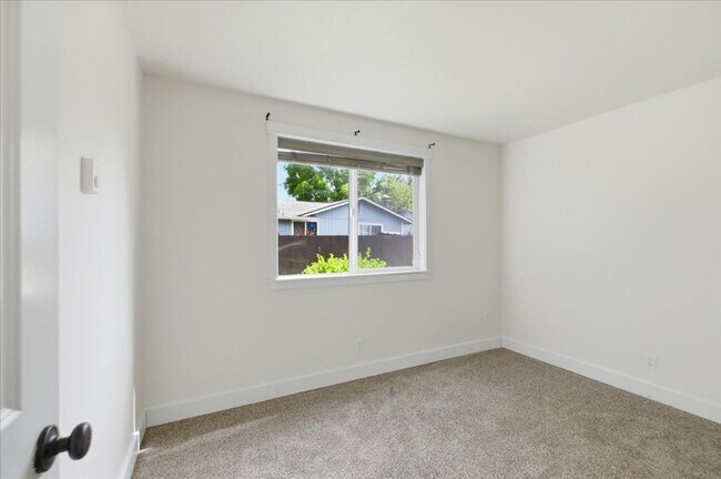 Building Photo - 2864 Newton Pl