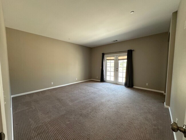 Building Photo - Beautiful, Updated 3 bedroom 2 bathroom ho...