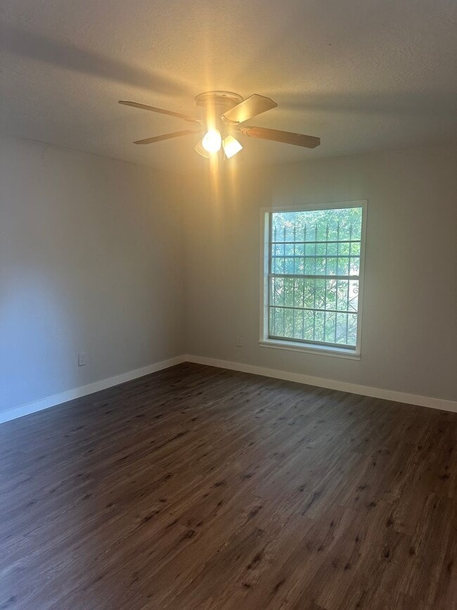 Building Photo - LARGE CORNER LOT!  2 bed 1 bath, could be 3 bedroom