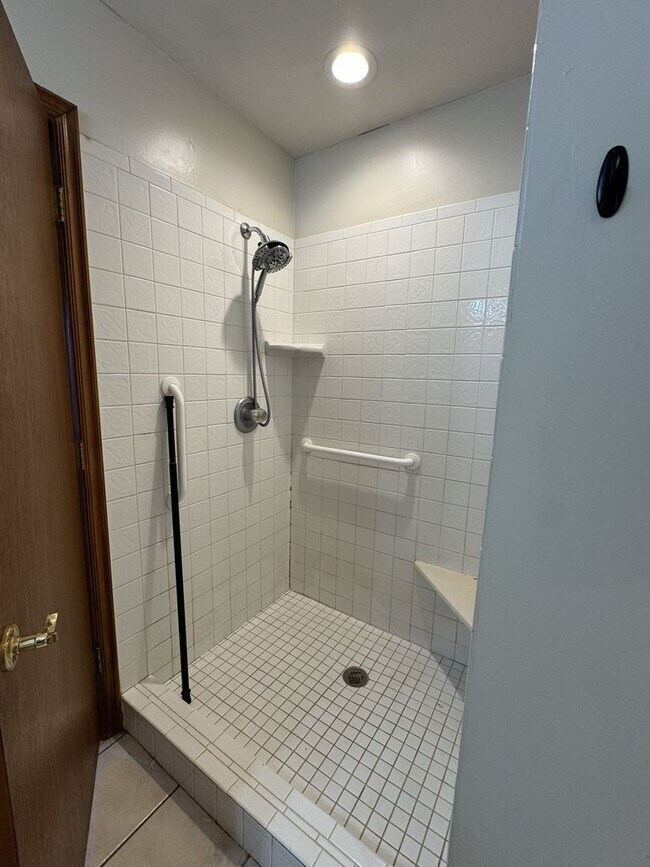Building Photo - (3) Bed/(2) Bath in NE Norman w/ Safe Room!