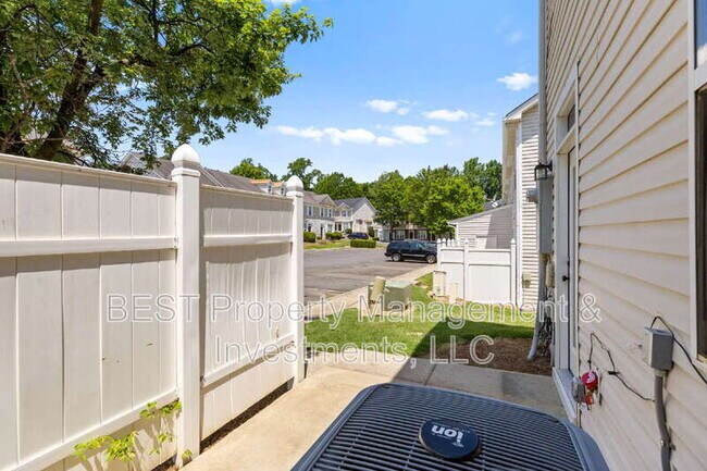 Building Photo - 8130 Kings Creek Dr