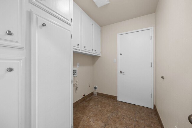 Building Photo - 605 N El Rio Dr