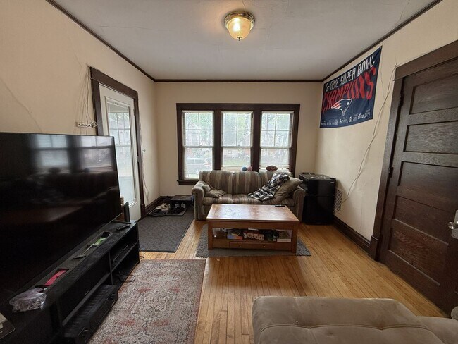Building Photo - 1325 St James Ct