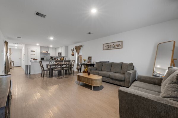 Building Photo - 18279 Via Aurelia Dr