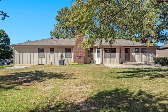 Building Photo - Charming 3 Bed 2.5 Bath Raised Ranch