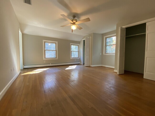 Building Photo - 106 Woodside St