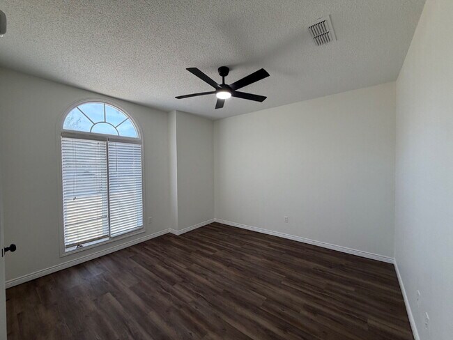 Building Photo - Beautiful Newly Updated Home in Whisperwood!