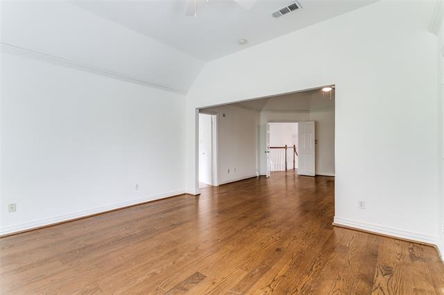 Building Photo - 900 Meadow Ln