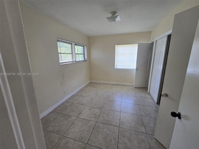 Building Photo - 2511 Plunkett St