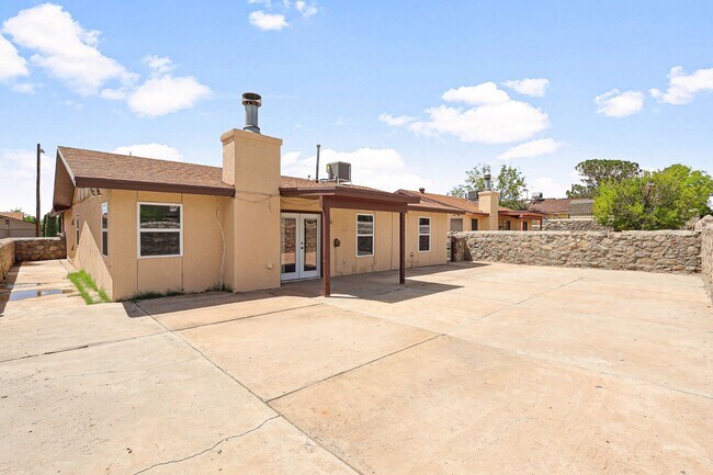 Building Photo - 724 Martha Gale Dr