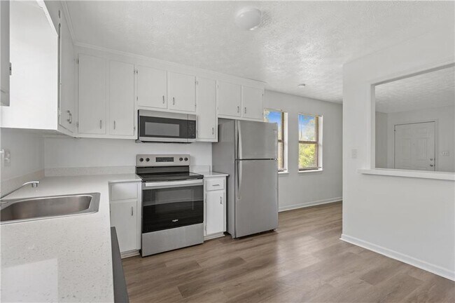Building Photo - 233 Tanglewood Dr