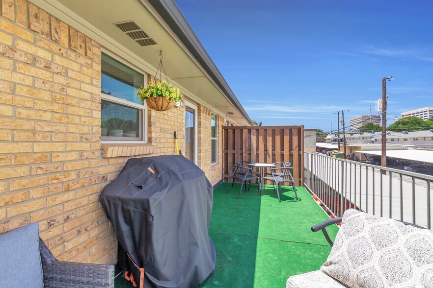 Building Photo - 5829 Sandhurst Ln