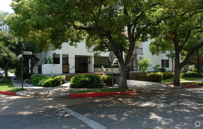 Building Photo - 700 Palm Dr