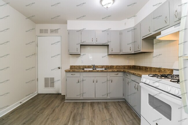 Building Photo - 1495 Flicker Dr