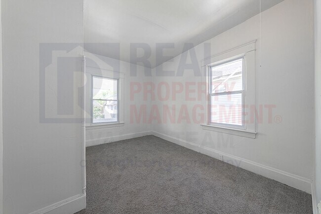 Building Photo - 3353 E 132nd St