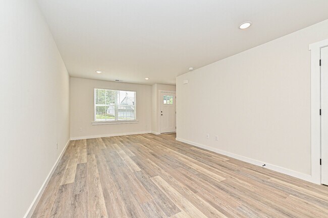 Building Photo - 504 12th Ave NE
