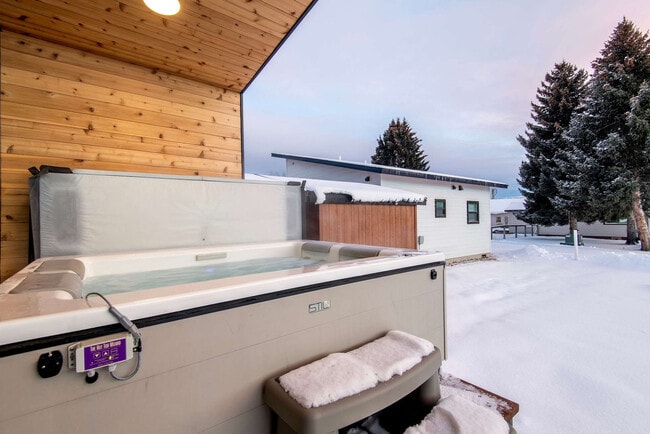 Building Photo - 27 4th St E