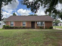 Building Photo - 1120 Pearson Dr