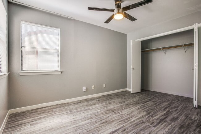 Building Photo - Gorgeous Upgraded 3 Bedroom 2.5 Bath with 2 car garage on Quiet Cul-De-Sac ---Eanes ISD!!