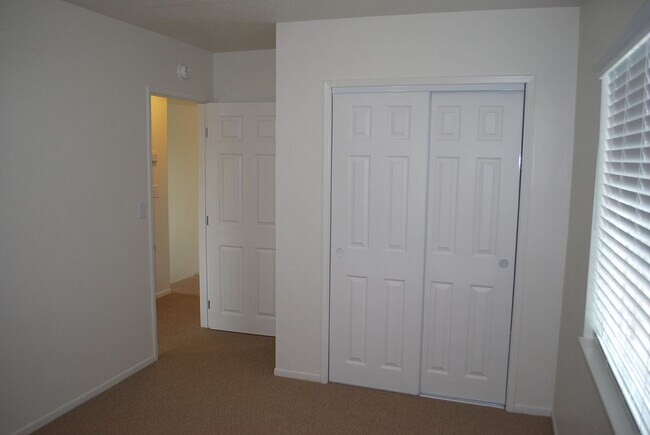 Building Photo - 822