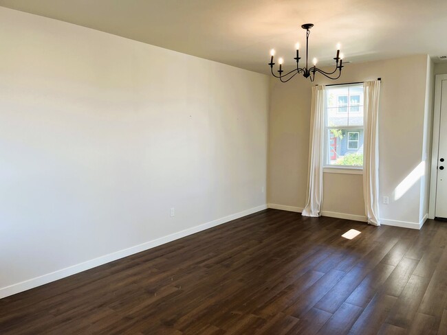 Building Photo - Modern Luxury Meets Convenience in Hillsboro