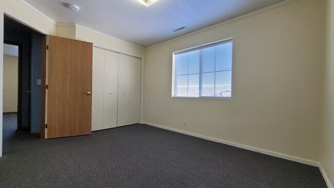 Building Photo - SW 2 Bedroom 1 bath Condo, Balcony, Fireplace and Garage
