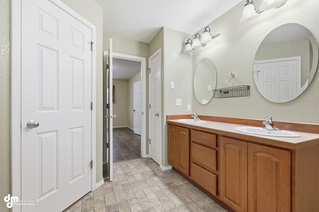 Building Photo - 3 BEDROOM | 2 BATHROOM | 2 CAR GARAGE