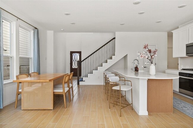 Building Photo - 304 Regatta Trl