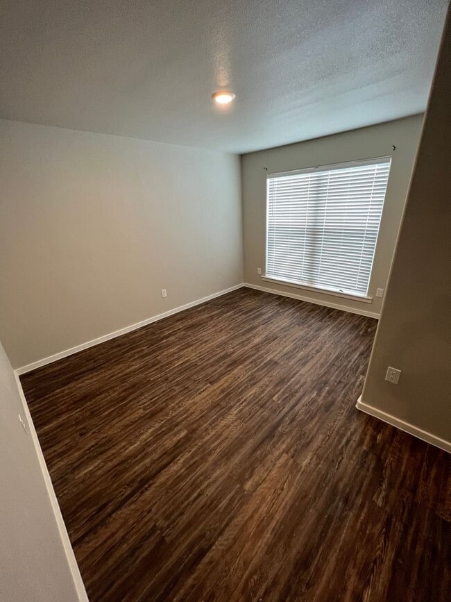 Building Photo - 2113 Langford Ave