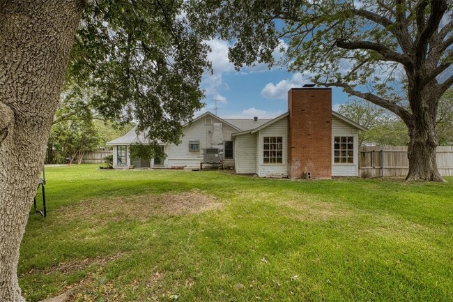 Building Photo - 500 W Austin St